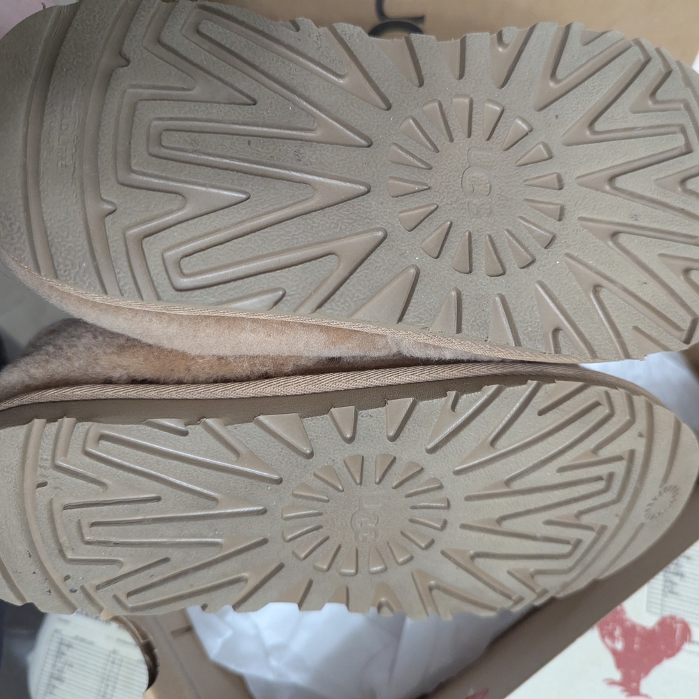 EUC UGG Neumel Cozy - Picture 4 of 7